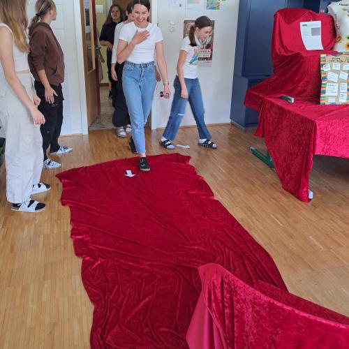 vernissage_roter teppich