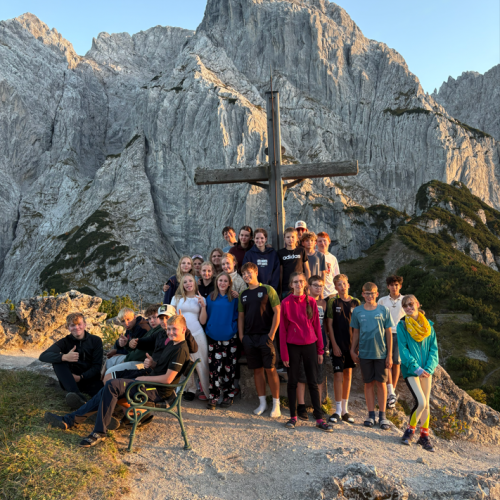 Klassenfoto am Kreuz beim Stripsenjochhaus
