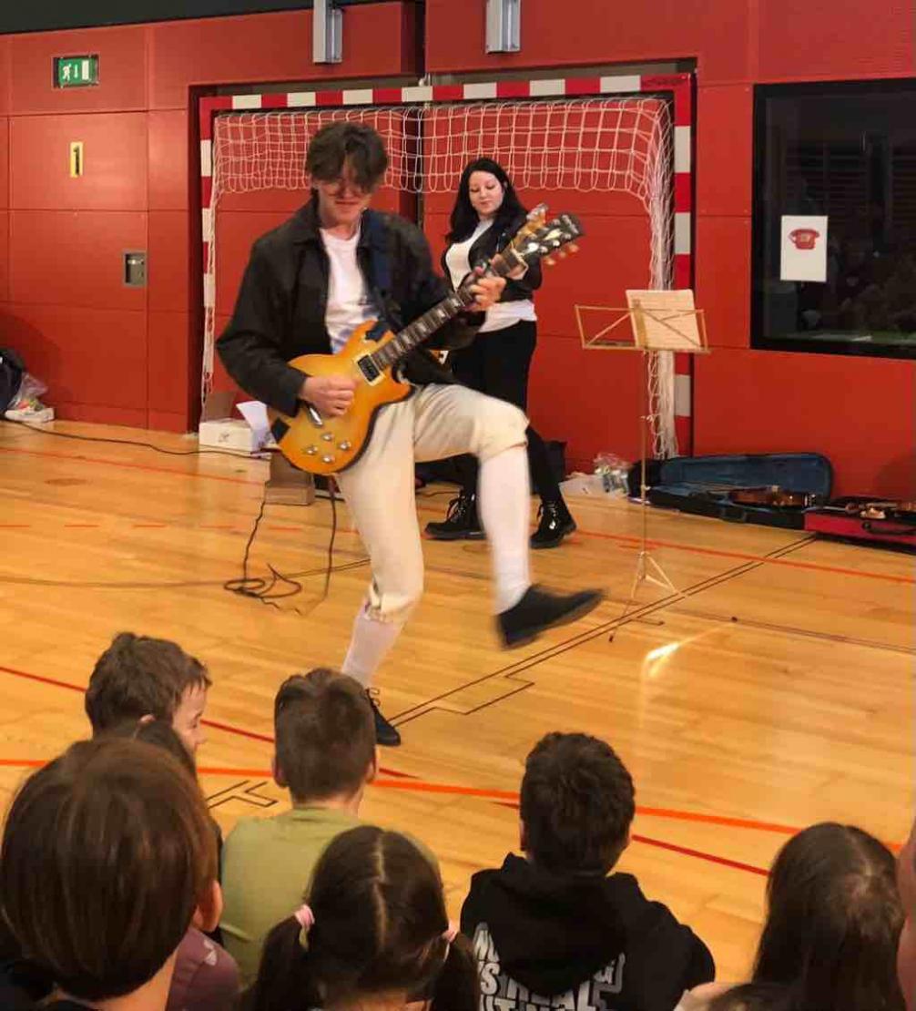 Johannes an der E-Gitarre