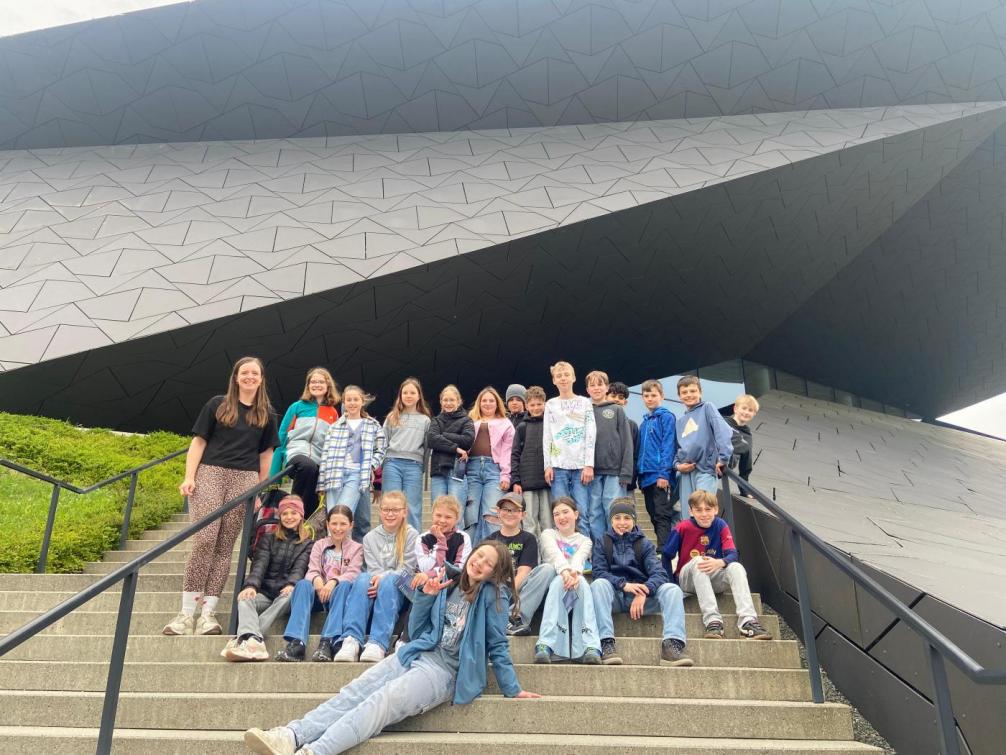 Schüler vor dem Festspielhaus