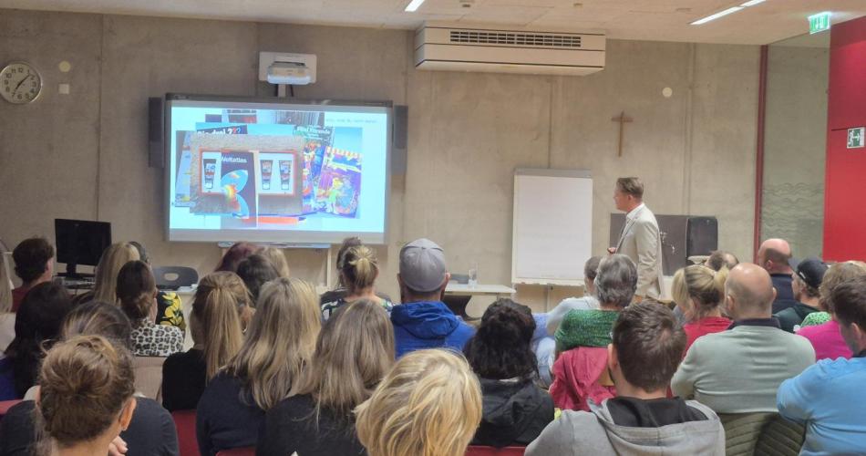 Bild zeigt Vortragenden mit zahlreichen Zuschauerinnen und Zuschauern