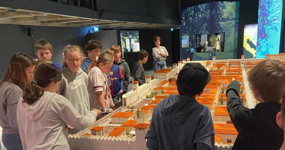 Schüler bei der Lego-Römerstadt